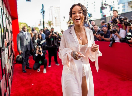 
	
	Rihanna được xem như một ngôi sao hoàn hảo nhất hiện nay với những ca khúc nổi tiếng như We Found Love và Diamonds. Ngôi sao 26 tuổi đã có thu nhập 48 triệu USD trong năm qua (hơn 1 ngàn tỉ đồng).